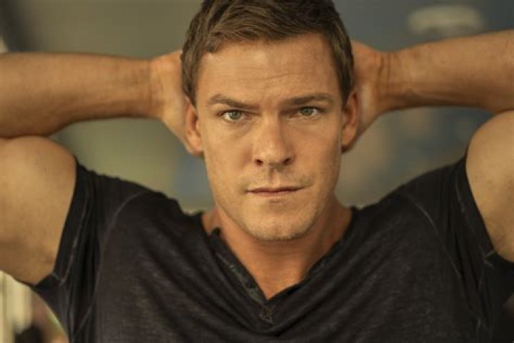 Alan Ritchson biografía, edad, altura, esposo, net worth, familia