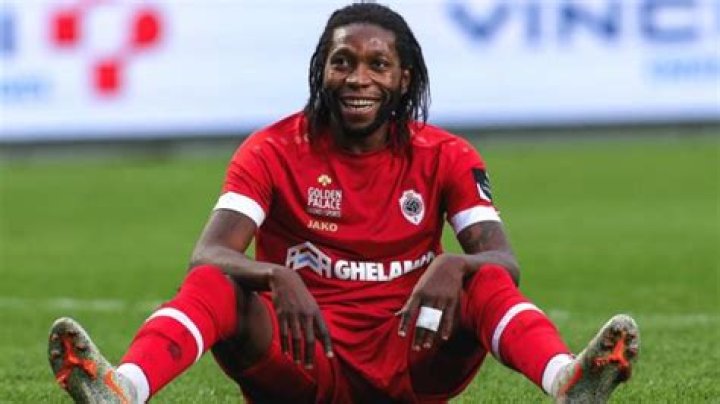 Dieumerci Mbokani Biography, Age, Height, Wife, Net Worth, Family