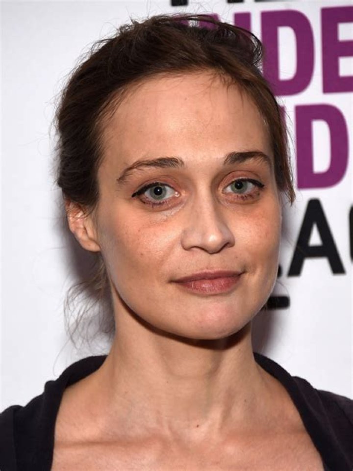 Fiona Apple Biography, Age, Height, Husband, Net Worth, Family