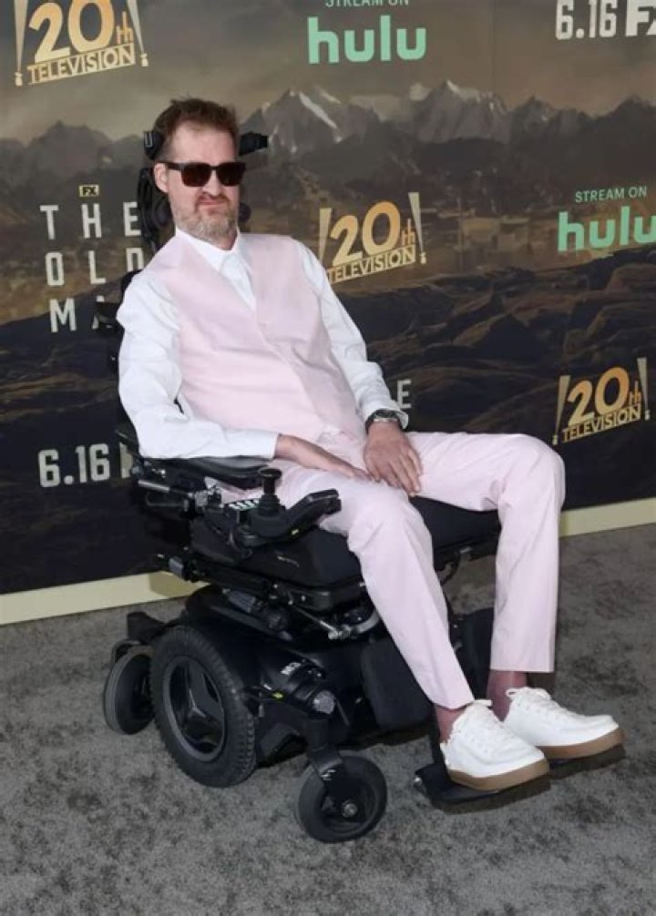 Kenneth Mitchell Biography, Age, Height, Wife, Net Worth, Family