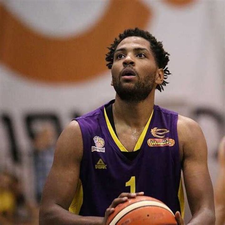 Khalif Wyatt Biography, Age, Height, Wife, Net Worth, Family