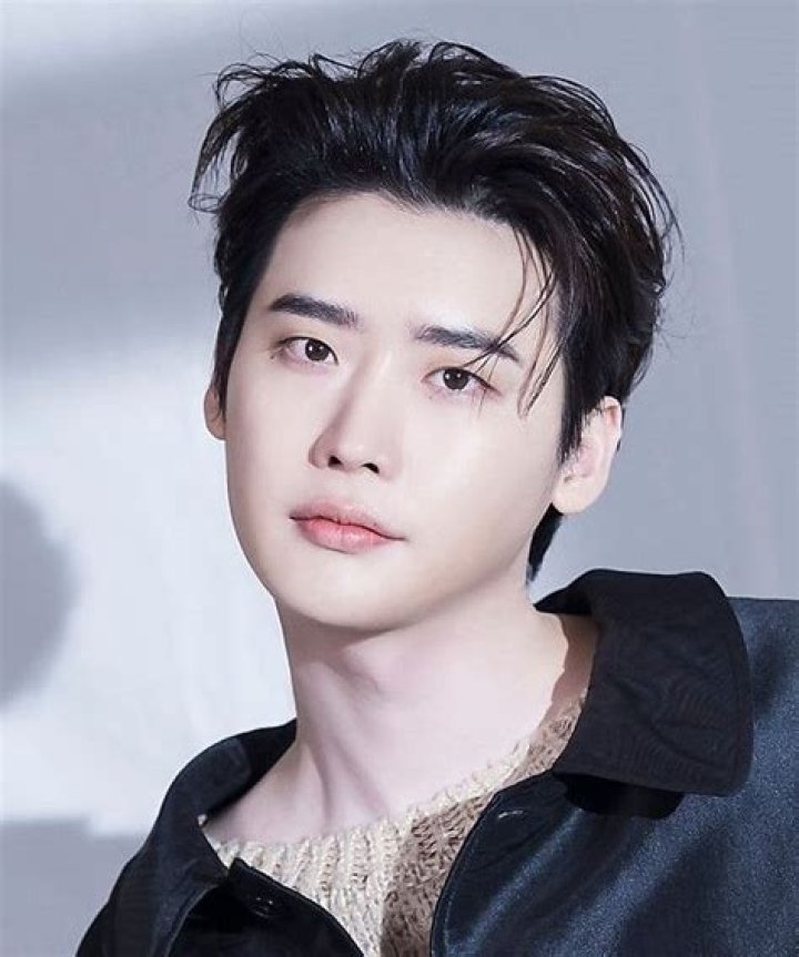 Lee Jong-suk Biography, Age, Height, Wife, Net Worth, Family