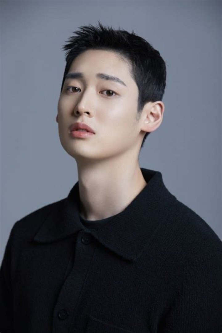 Lee Kwang-hee Biography, Age, Height, Wife, Net Worth, Family