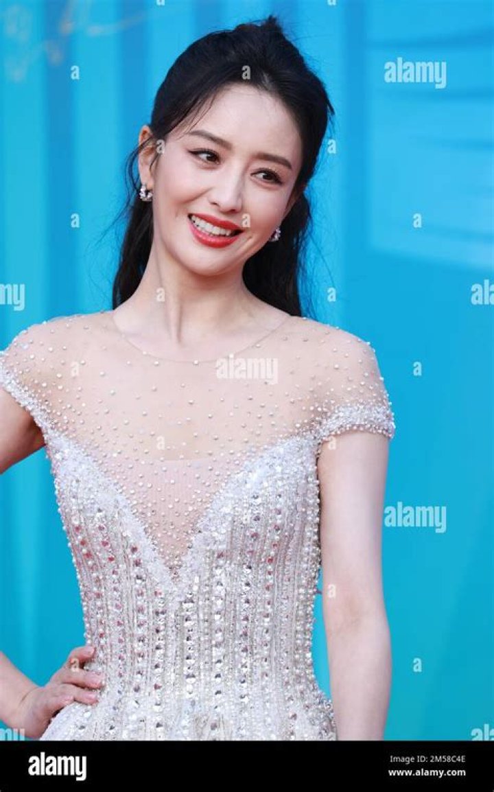 Tong Liya Biography, Age, Height, Husband, Net Worth, Family