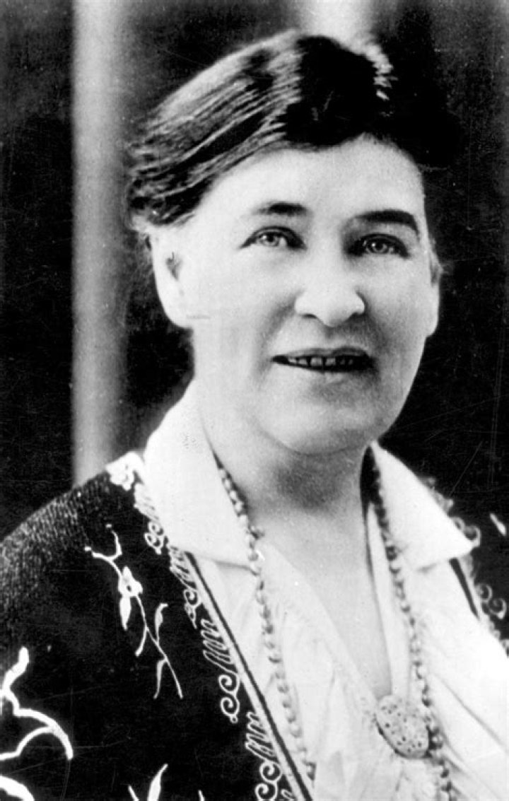 Willa Cather Biography, Age, Height, Husband, Net Worth, Family